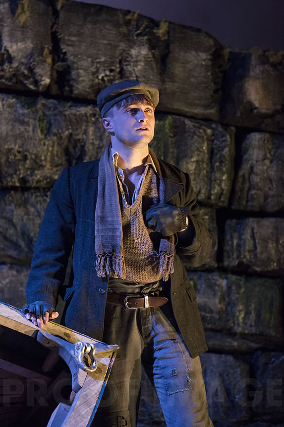 Broadwayradcliffeincrippletop 5 large — image courtesy of Johan Persson, courtesy "The Cripple of Inishmaan"