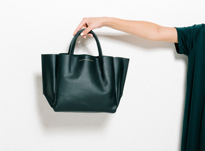 Ampersand As Apostrophe Sample Sale Half Tote — image courtesy of stylishcity.com" width="240" height="178"> Image courtesy of stylishcity.com