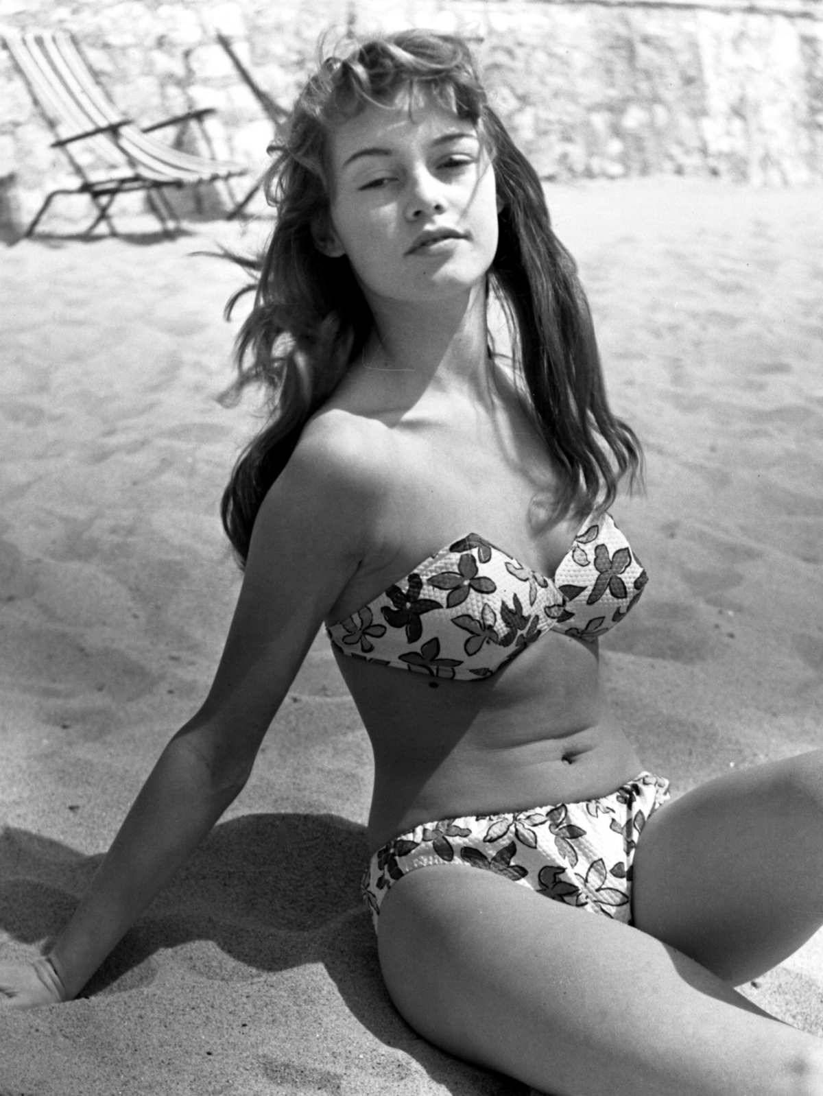 brigitte bardot at cannes 1953 1 — image courtesy of vintageeveryday.com