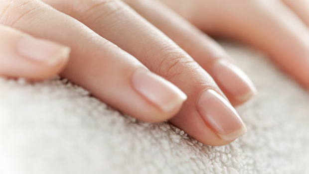 WinterizeBeauty clean generic nails fustanydotcom — image courtesy of fustany.com