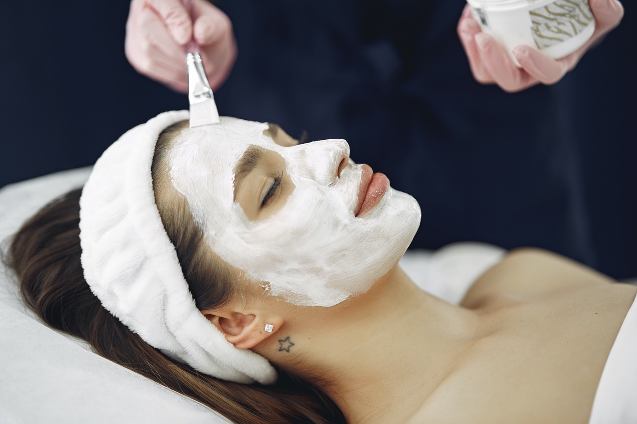 woman with white facial mask 3985338