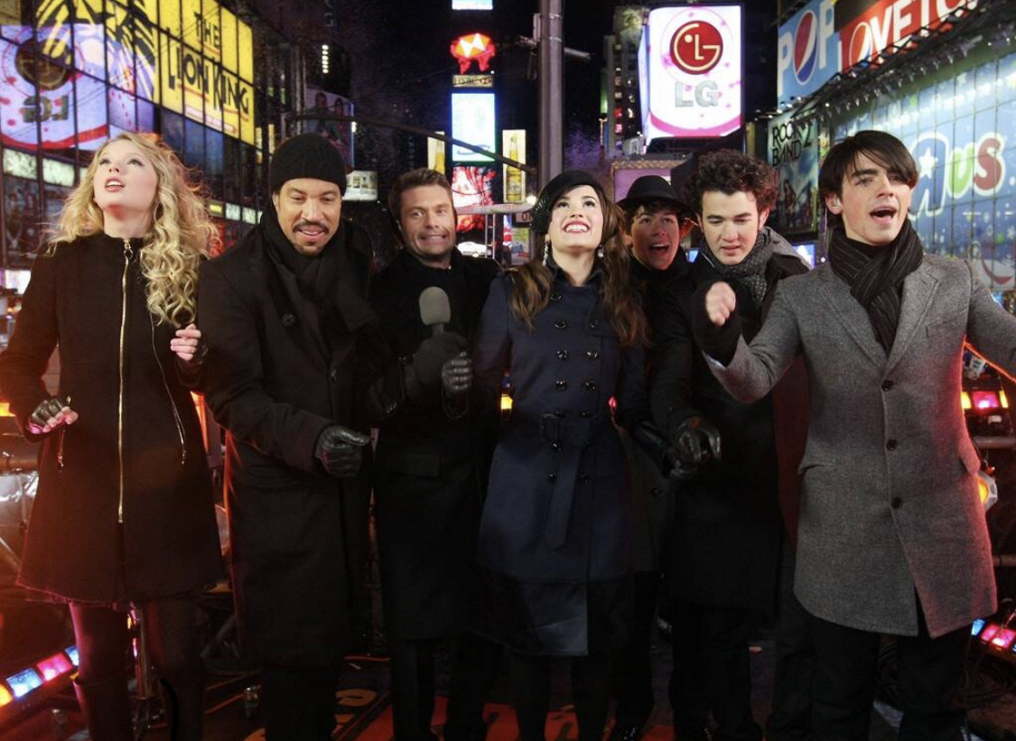NYE Taylor Swift — image courtesy of eonlien!.com