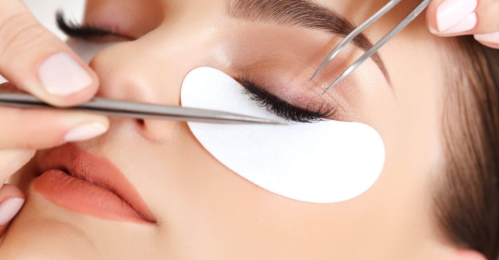 Apply Mascara with tweezers Selenaslashstudio — image courtesy of selenaslashstudio.com