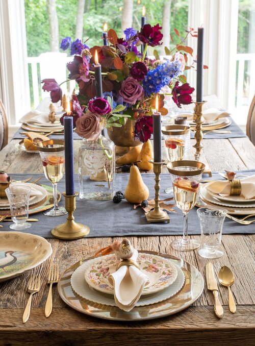 Holiday Table settings 2021 lesfleurs — image courtesy of lesfleurs.com