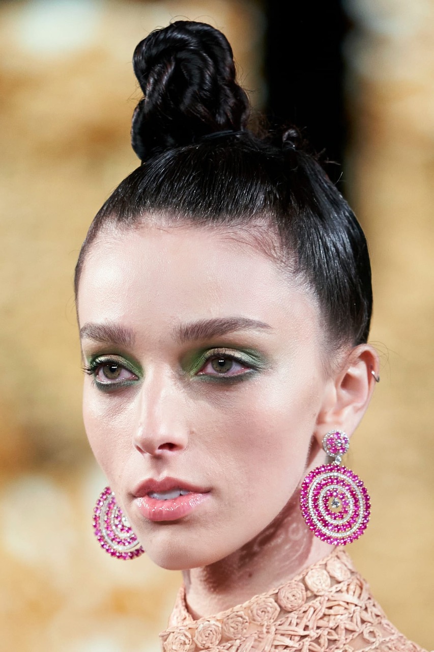 naeem khan spring 2023 makeup 2 — image courtesy of fashionista.com/IMAXtree