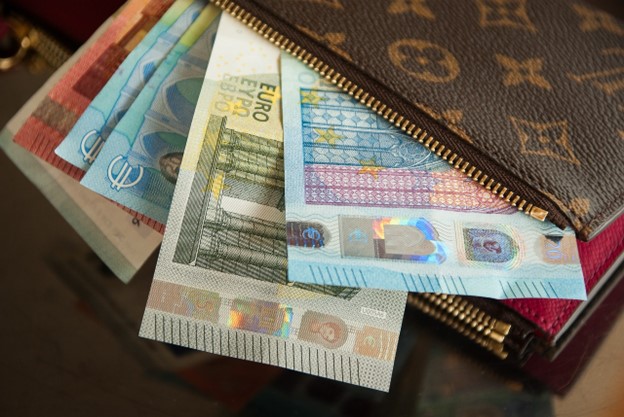 Wallet 02 pixaday — image courtesy of pixaday.com