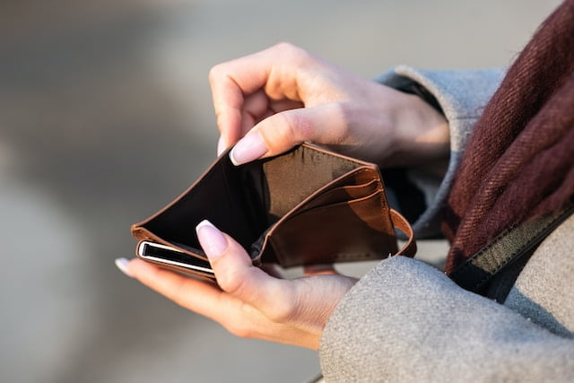 Going broke howtomoney — image courtesy of goingbroke.com